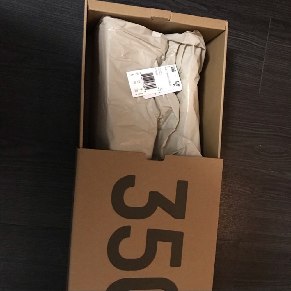 Yeezy Boost 350 triple white V2 - Picture 2 of 3
